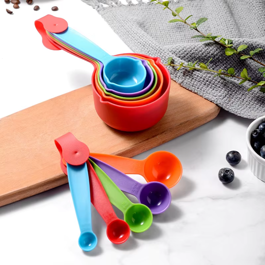 Juego de Tazas y Cucharas Medidoras de Colores – 8 piezas